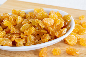 Raisin Golden dans une cuillère