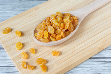 Raisin Golden dans une cuillère