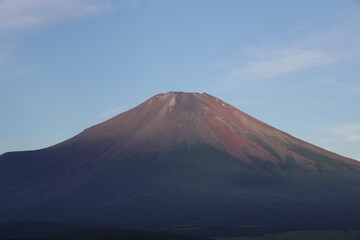 Fototapeta premium 夏の富士山と山中湖の景色