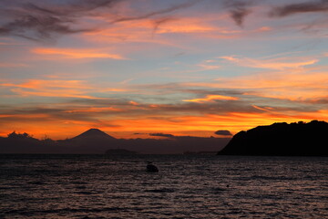 逗子海岸から見る夏の夕暮れの江ノ島と富士山の景色
