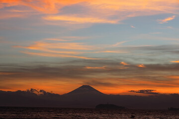 逗子海岸から見る夏の夕暮れの江ノ島と富士山の景色