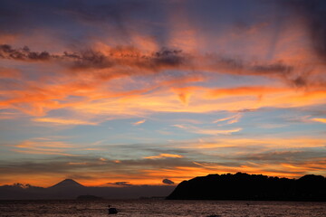 逗子海岸から見る夏の夕暮れの江ノ島と富士山の景色
