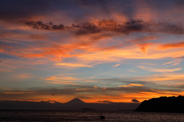 Fototapeta na wymiar 逗子海岸から見る夏の夕暮れの江ノ島と富士山の景色