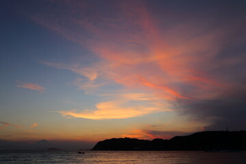 逗子海岸から見る夏の夕暮れの江ノ島と富士山の景色