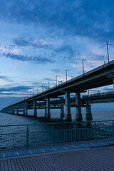 日没後の空と関西国際空港連絡橋