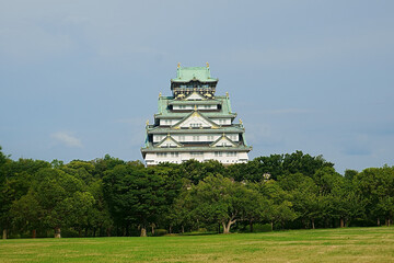 日本のお城、大阪城の石垣と堀