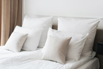Fototapeta na wymiar Fresh white linens in comfortable hotel room