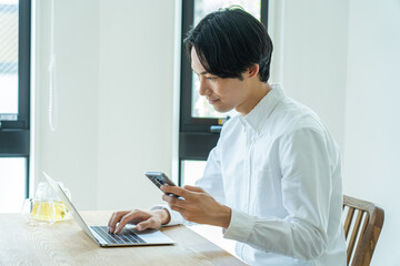 自宅でパソコン作業をする日本人