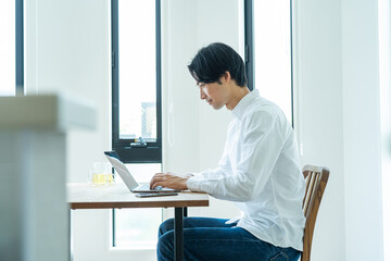 自宅でパソコン作業をする日本人