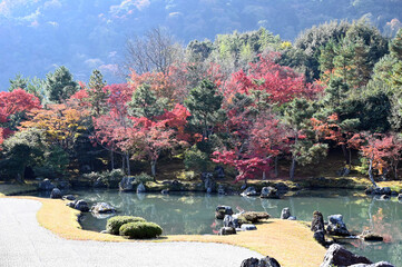 京都大本山天龍寺の日本庭園の紅葉風景