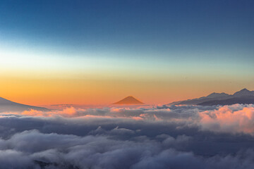 Naklejka na ściany i meble 雲海に浮かぶ富士山