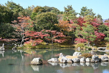 京都大本山天龍寺の日本庭園の紅葉風景