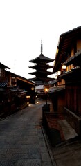Naklejka premium Sanneizaka (Sannenzaka) Yasaka Pagoda Evening Scene
