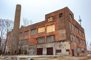 Fotobehang Old red brick abandoned factory industrial building in Detroit Michigan on a cold winter snow day © Jacki