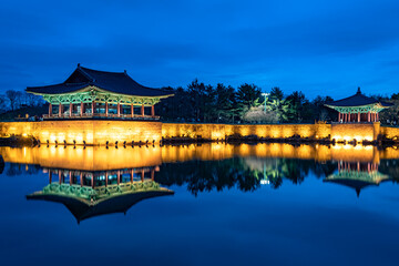 Obraz premium Traditional Korean pagoda temple reflection at Wonji Pond in Gyeonju South Korea during blue hour night