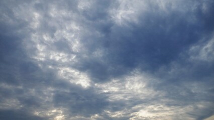 不気味な雲に覆われた早朝の夏の空