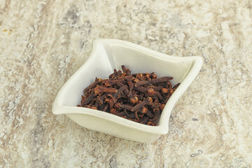 Dry Clove aroma in the bowl