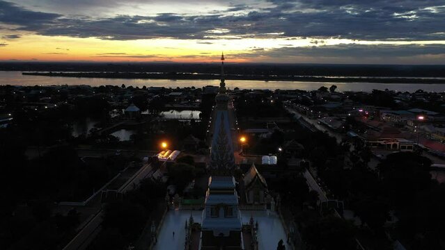 Phra That Phanom, a respectful of Nakhon Phanom People to Gold pagoda, settle in the center of the temple.