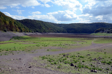 aufgetauchte alte Brücke bei Asel am Ederstausee bei Wassermangel