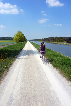 Radfahrerin am Main-Donau-Kanal