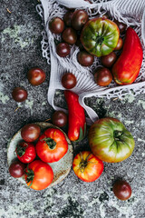 Assortiment de différentes variétés de tomates fraîches du potager