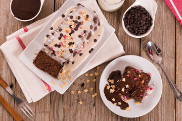 Sponge cake with white frosting and sugars.