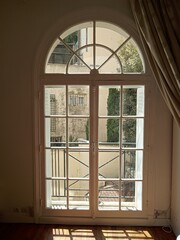 Porte-fenêtre demie lune en bois blanc paris hosmanienne