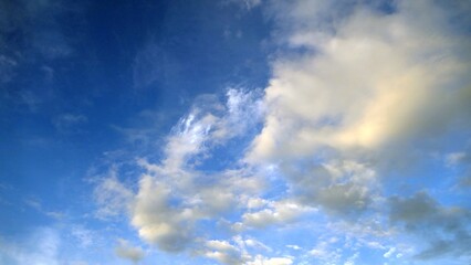 Naklejka na ściany i meble 夏の早朝の空を彩る様々な雲たち