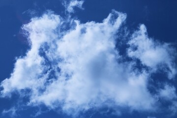 Nubes blancas vivas en un cielo azul. Cielo azul con nubes en el centro de la fotografía.