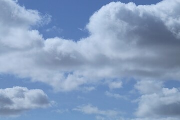 Fototapeta na wymiar Nubes blancas vivas en un cielo azul. Cielo azul con nubes en el centro de la fotografía.