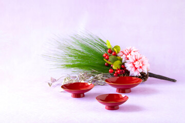 日本の正月　盃と花束（松、ダリア、ローズヒップ、金色の葉）