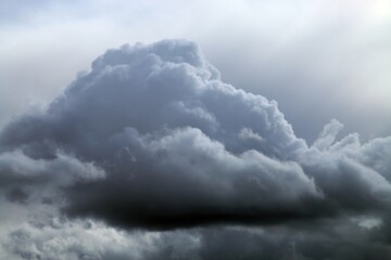 Cielo tormentoso al atardecer con nubes oscureciendo. Fondo de escritorio de una imagen que transmite tranquilidad.