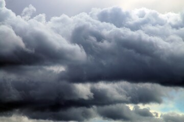 Cielo tormentoso al atardecer con nubes oscureciendo. Fondo de escritorio de una imagen que...