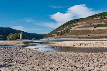 Foto auf Alu-Dibond Rhine near Bingen in Rhineland-Palatinate with extremely low water in drought summer 2022 © Jürgen Wackenhut