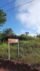 Placa indicativa da entrada para corredeiras da fumaça, em Pedra Branca do Amapari, Amapá 