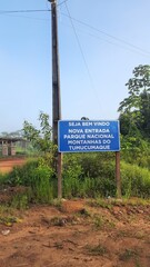 Placa indicativa da entrada para do Parque Nacional Montanhas do Tumucumaque, em Pedra Branca do Amapari, Amap&aacute; 