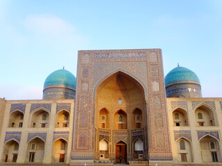 Fototapeta na wymiar [Uzbekistan] Exterior of Mir i Arab Madrasa in Poi Kalan with blue sky (Bukhara)