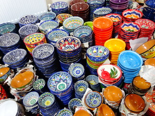 [Uzbekistan] Colorfully painted ceramic plates (Bukhara)