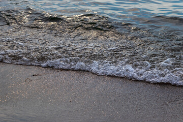 砂浜に打ち寄せる波