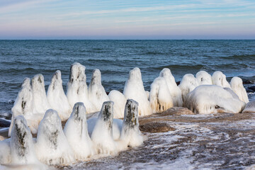 Buhne im Winter an der Ostseeküste bei Kühlungborn