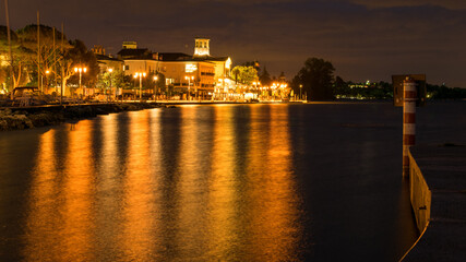 Fototapeta na wymiar night view of the city of lazise