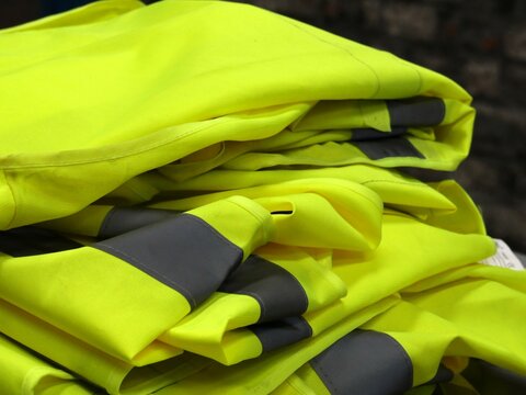 Empilement de gilets de s&eacute;curit&eacute; jaunes avec bande r&eacute;fl&eacute;chissante