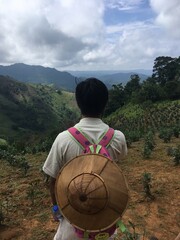 Hombre birmano mirando el paisaje