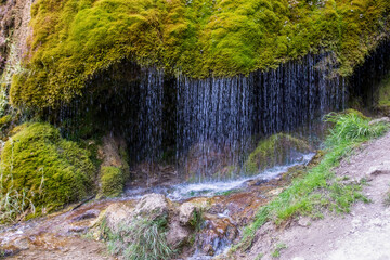 Nahaufnahme eines Bereiches des Dreimühlenwasserfalls in der Vulkaneifel.