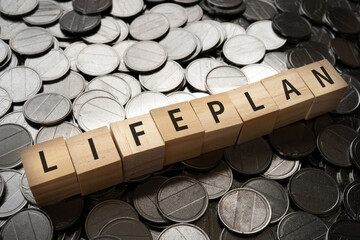 人生設計のイメージ｜LIFEPLANと書かれたブロックとコイン
