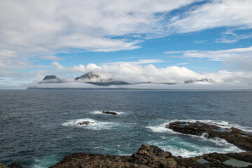Küstenlandschaft auf den Färöer Inseln, Blick auf die Insel Kalsoy