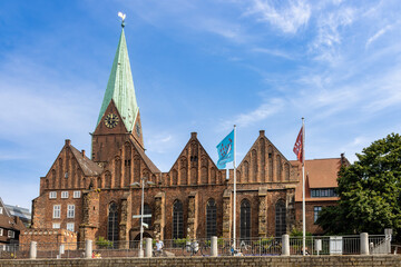Bremen Blick vom Martinianleger an der Weser auf die Kirche St. Martini im August 2022