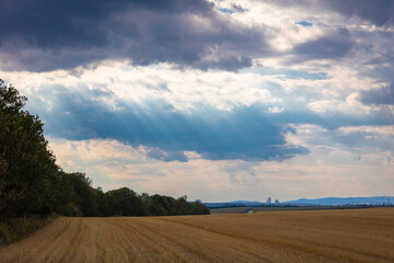Dramatische Wolken &uuml;ber dem Wiener Umland in &Ouml;sterreich