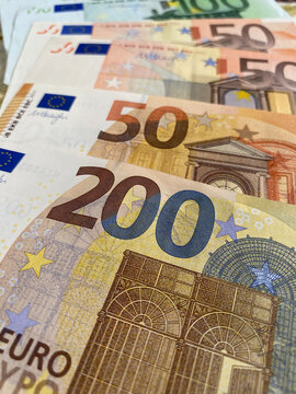 Euto banknotes and coins