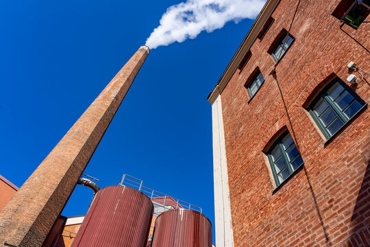 M&uuml;nchner Braukunst: Altes Backstein Geb&auml;ude, Fabrik mit Schornstein und Kesseln zum Bier brauen